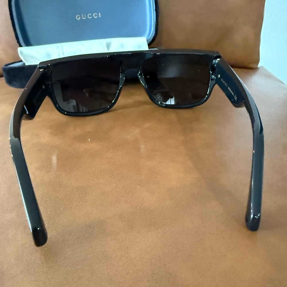 Gucci Dark-Tinted Black Sunglasses in pristine condition - Picture 4 of 4